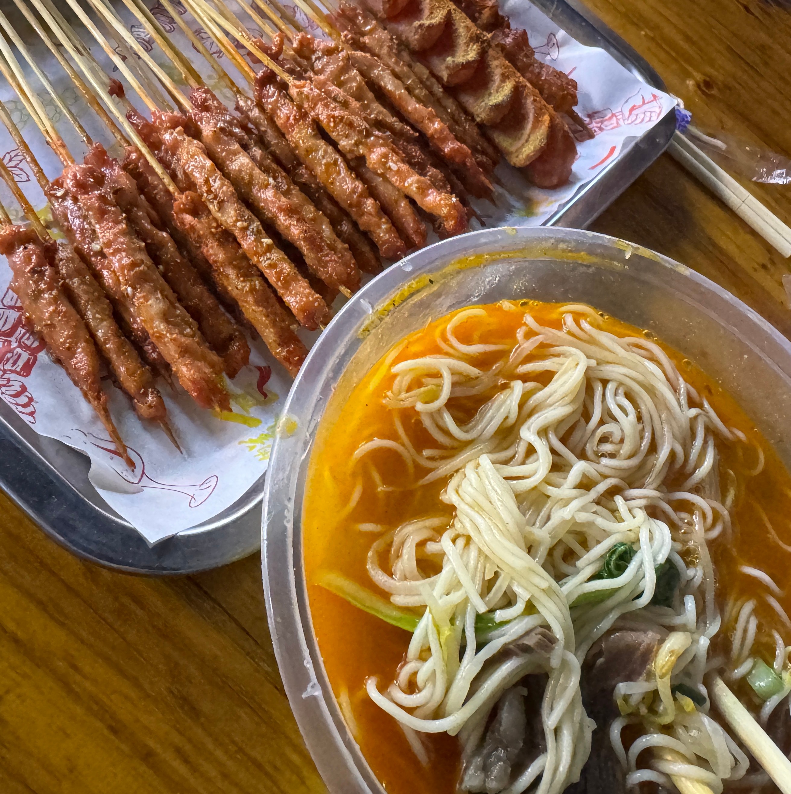 工作了一天，跑了一天，找个夜市坐下来点些吃食，缓缓！[馋嘴] ​​​