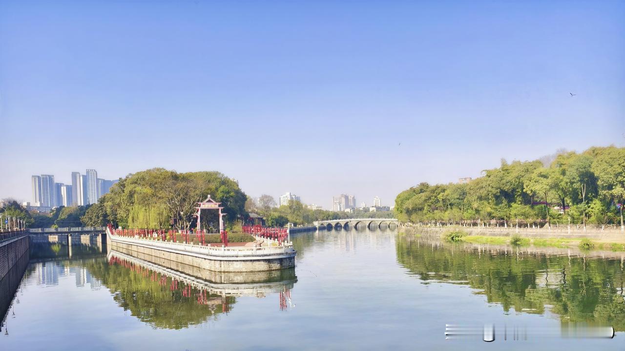 河边小亭子风景真不错。
上周躲上海松江红旗古渡的清净，误打误撞撞见水边那座飞檐小