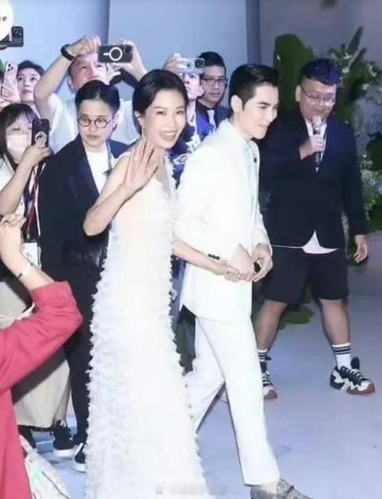 #陈乔恩夫妇参加萧敬腾婚礼#陈乔恩夫妇参加萧敬腾的婚礼。婚礼是真的很热闹，两对甜