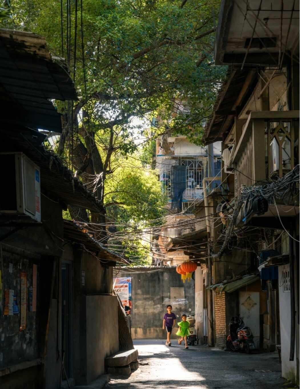 看到老城区就想到周翊然....
哇这种感觉好特别，看到老山城旧居民楼，斑驳的水泥