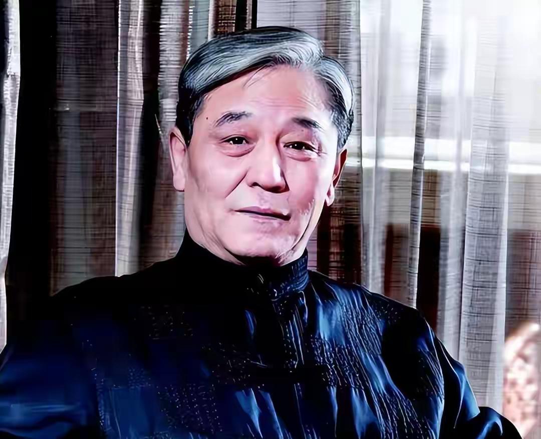 相声马志明，
说学逗唱行。
如今八旬过，
马派有传承。