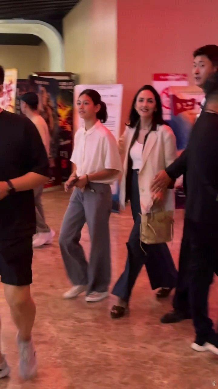 刘烨妻子女儿现身电影首映刘烨女儿越长越漂亮了霓娜被偶遇和妈妈一起去看爸爸刘烨电影