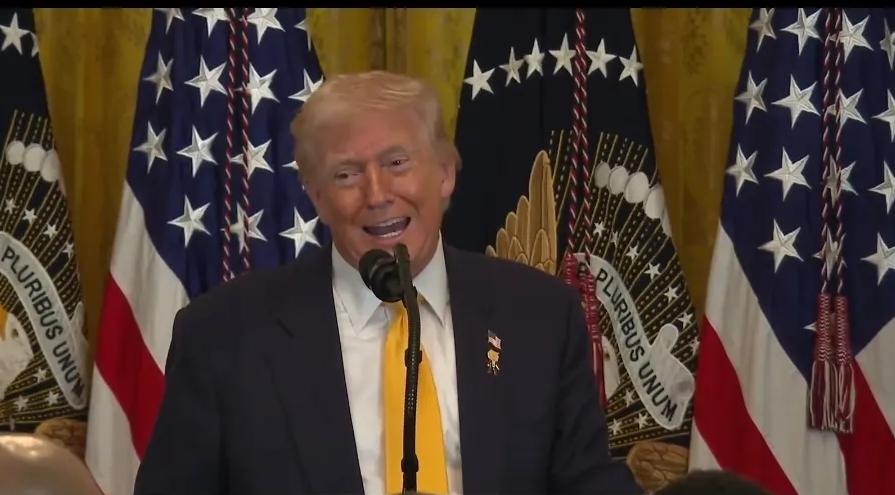 特朗普2月19日在接受采访时又一次将拜登批得体无完肤，直接用“愚蠢”“根本算不上