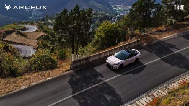 适合家用的15万级新能源轿车，选极狐全新阿尔法S5代步超省心