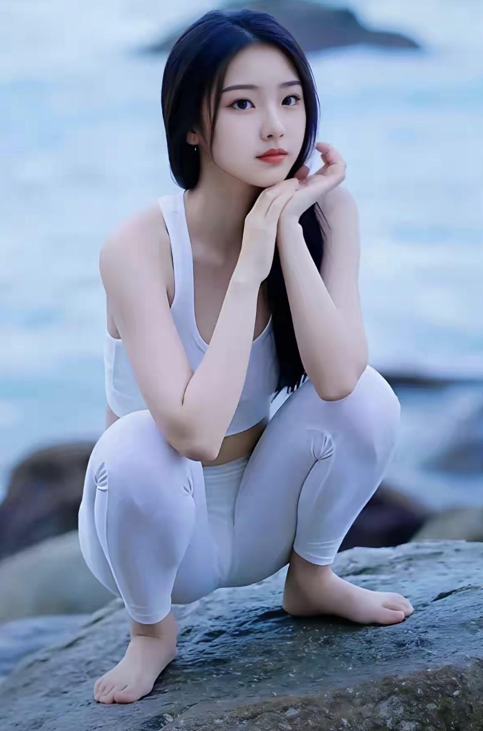 海边少女，白衣飘飘，静坐岩石，沉思悠远。