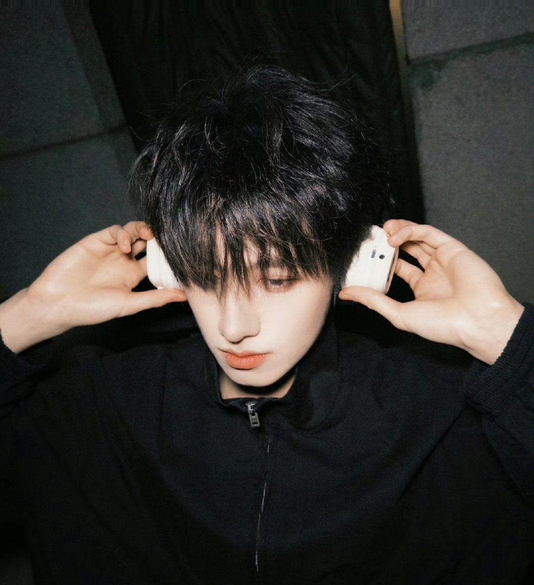 朱志鑫奢牌都爱的一张脸朱志鑫这张脸真的长在奢牌审美上，清冷矜贵又自带少年气，不管