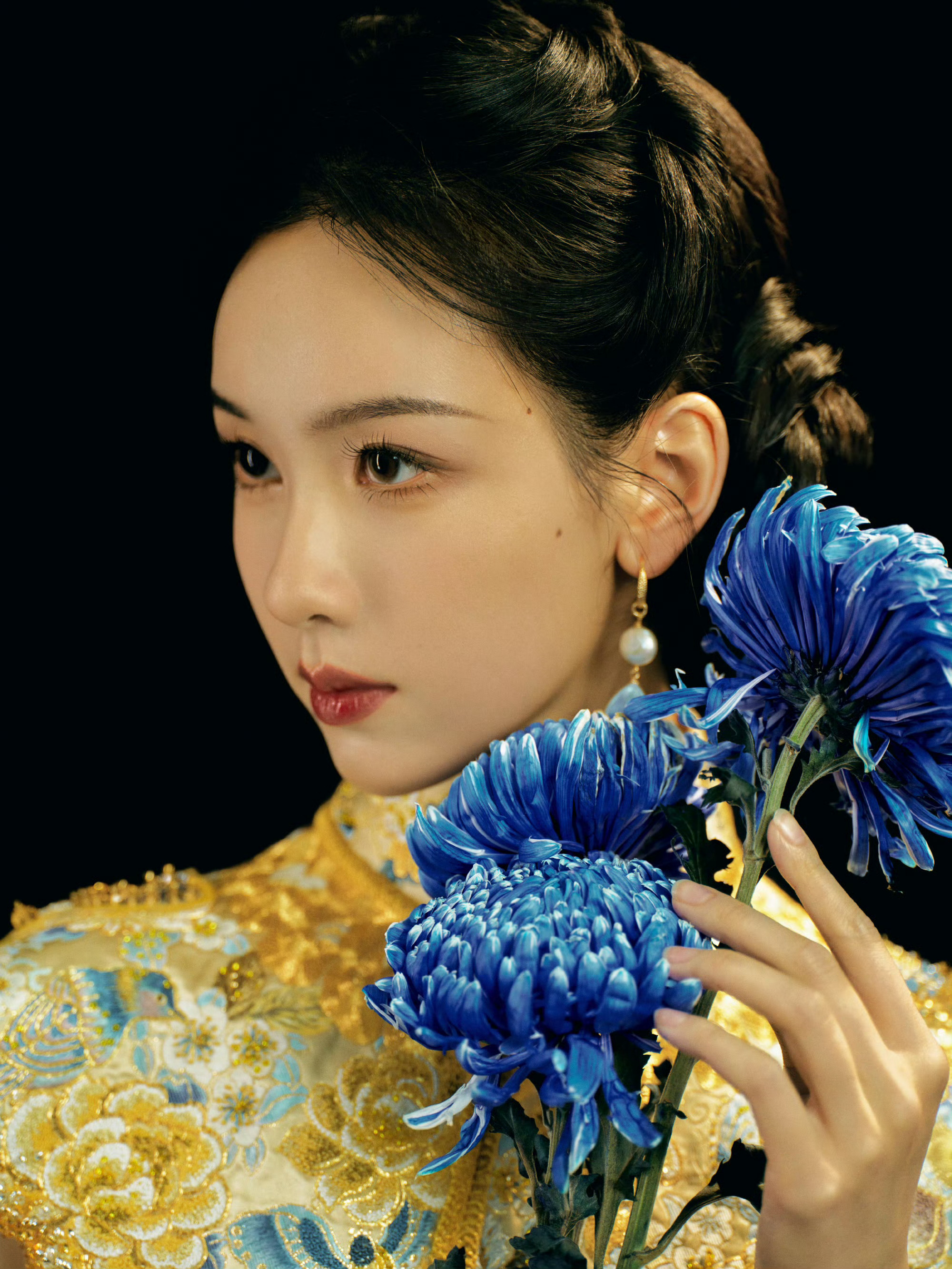 持花对镜，蝶影随身。陈都灵 摄影：范晓东 