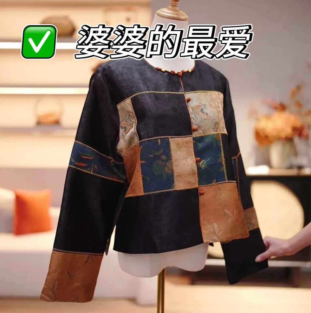 昨晚和婆婆去逛街，她竟然喜欢这个！

一件1000多，咱也摸不出来布料有多好，我