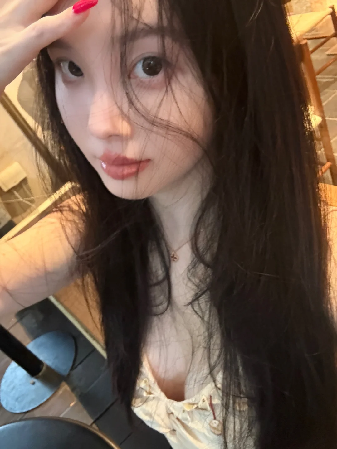 哎呀 头发吹乱了