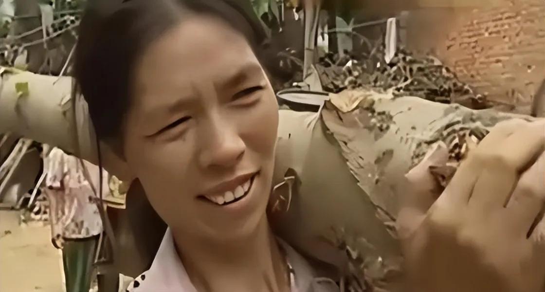 1985年，农民刘锁勤相亲认识了李占英，他二话不说与其完婚。怎料，婚后妻子的一个