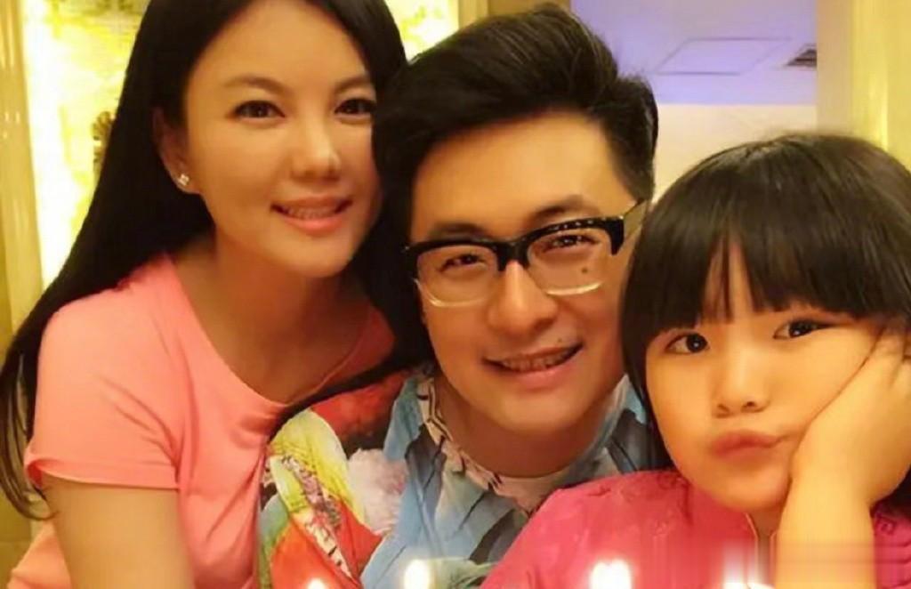 王岳伦每次出圈都方式都是因为女人。

和李湘离婚后，两人为了孩子还一起生活，自己