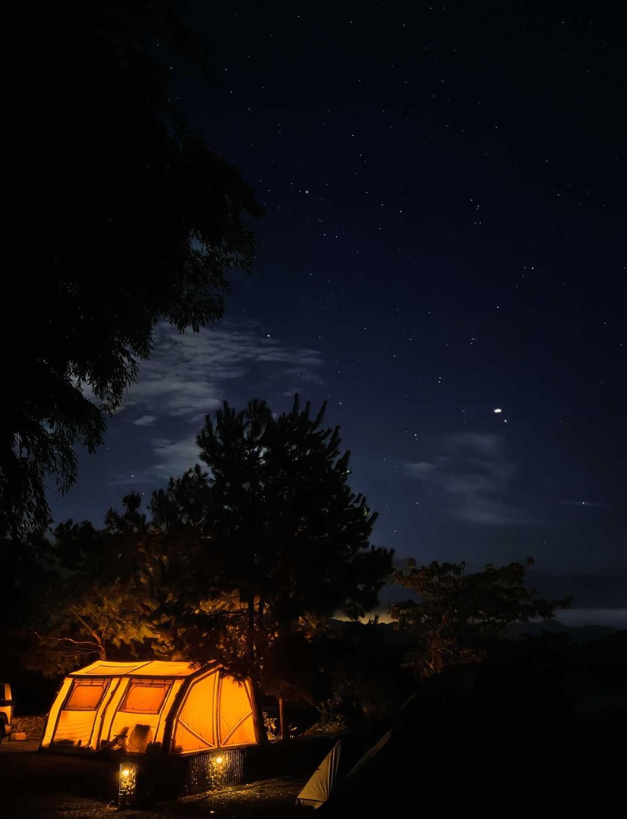 在浮云岭⛰️亲眼见到银河与流星
帐篷搭好，静坐山顶
漫天星光铺满天际
暂时抛开生