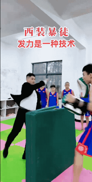 这力度和精准度，普通人三四个都近不了他的身，这家伙是真功夫啊，比马保国的九连鞭厉