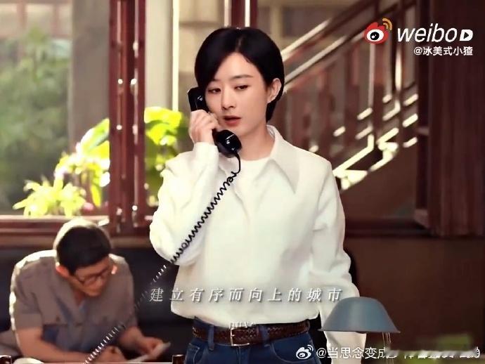 80年代妈妈必有的一张照片 当目光落在这张照片上，妈妈穿着色彩鲜艳的运动服，活力