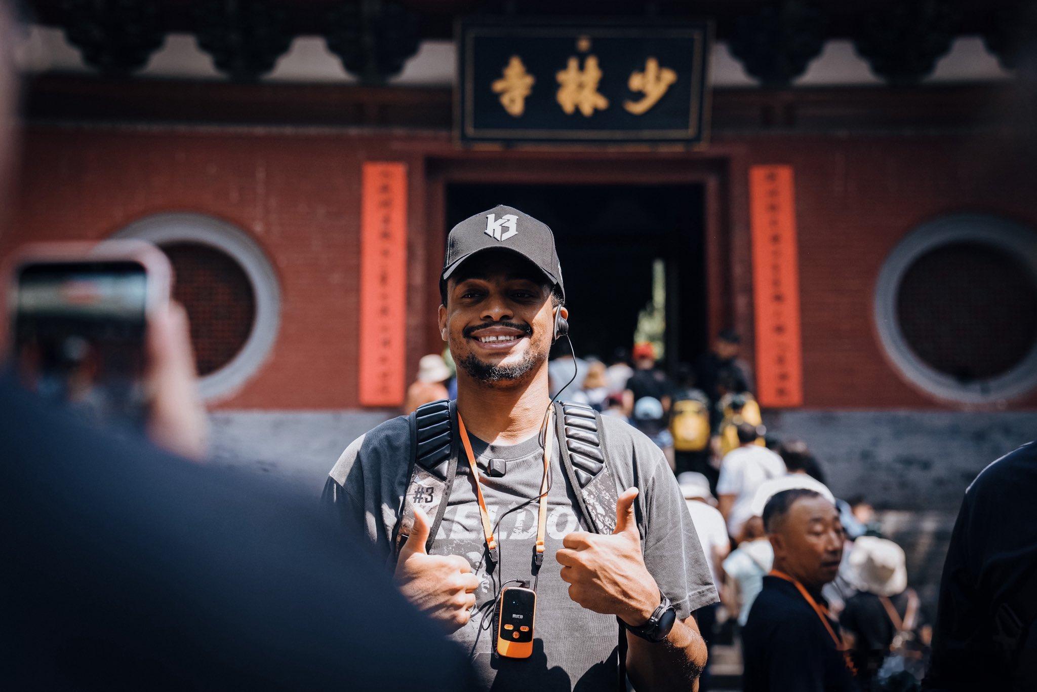 文班亚马队友也去少林寺了 马刺官方晒出凯尔登-约翰逊在中国修行之旅的照片，最重点