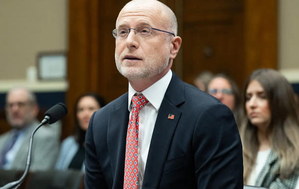 #美媒被警告吊销执照#【FCC主席警告美媒：再歪曲报道，小心吊销执照】美国总统特