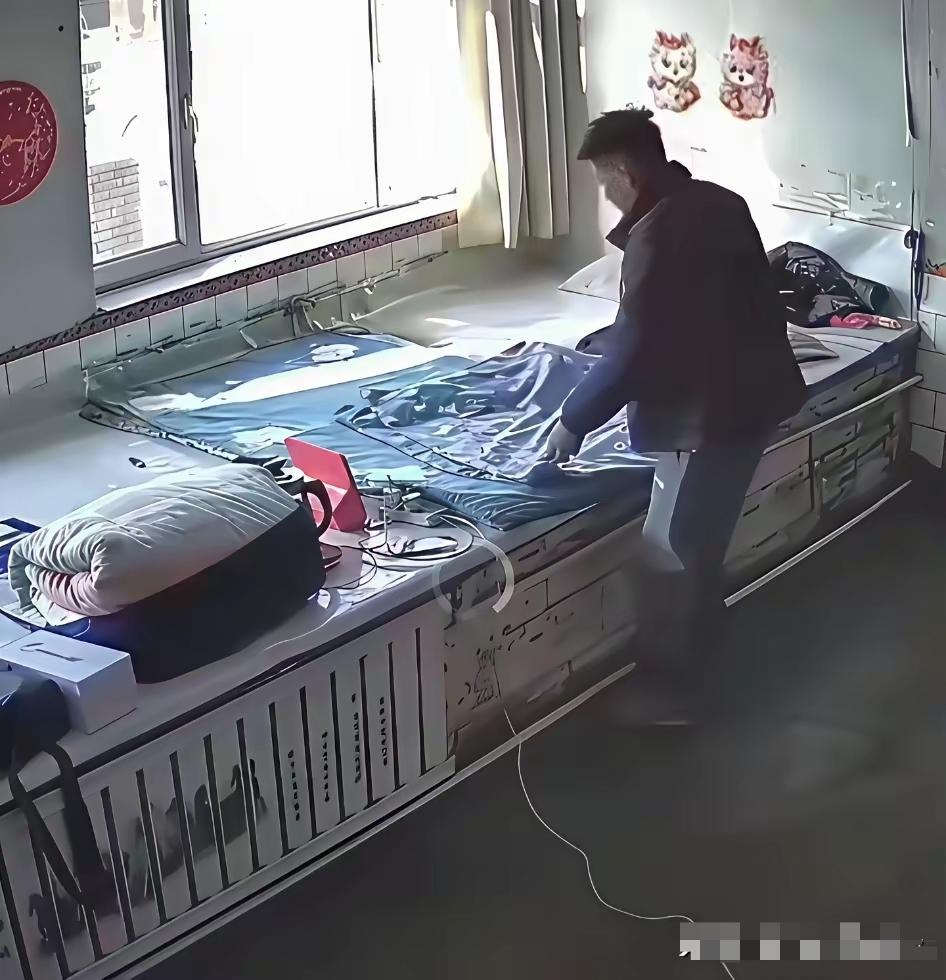 辽宁，一男子远在天津打工，家中父母早已过世，他明知家里没人，却依然驱车千里赶回老