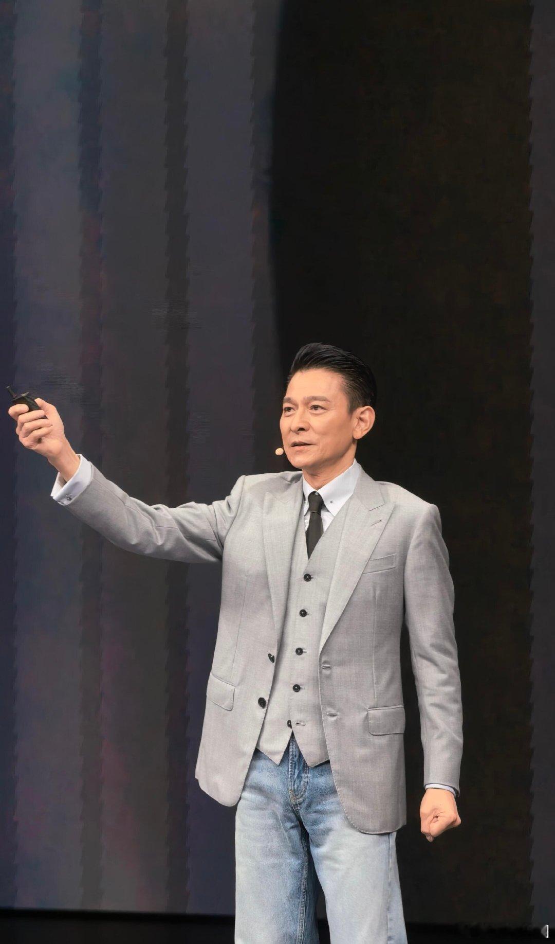 65岁的刘德华65岁还能把正装和休闲装结合得这么高级，刘德华帅得太犯规了。刘德华