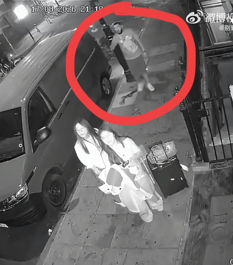 俩中国小仙女英国街头被偷，看了两个英国小偷的障眼法并不高明，两小仙女实在是太马大