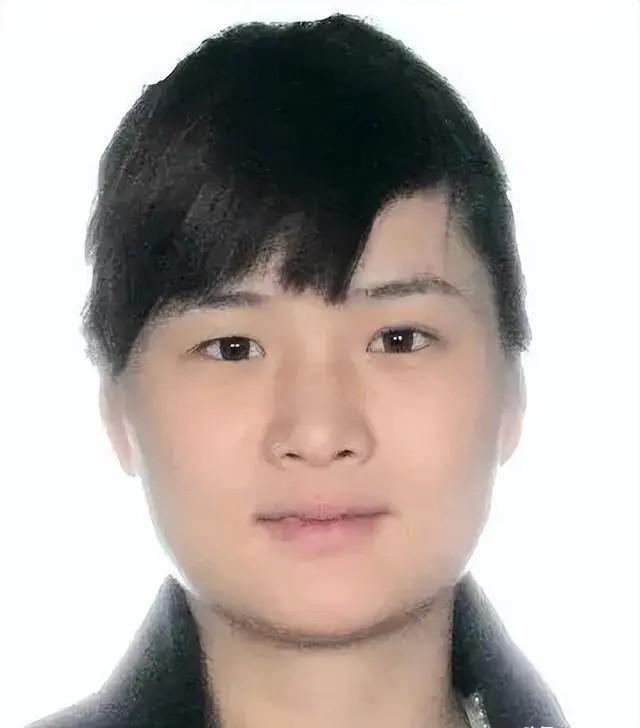 2018年，女黑老大李桂圆被捕
取保候审后借机潜逃，至今下落不明
先说说这姑娘的