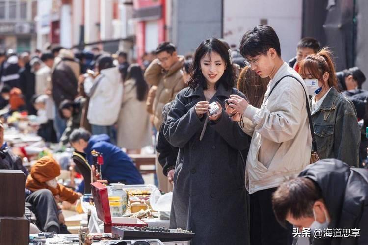 年轻人开始“赶集上瘾”，是菜篮子空了，还是心空了？或许生活的答案，就藏在这烟火人