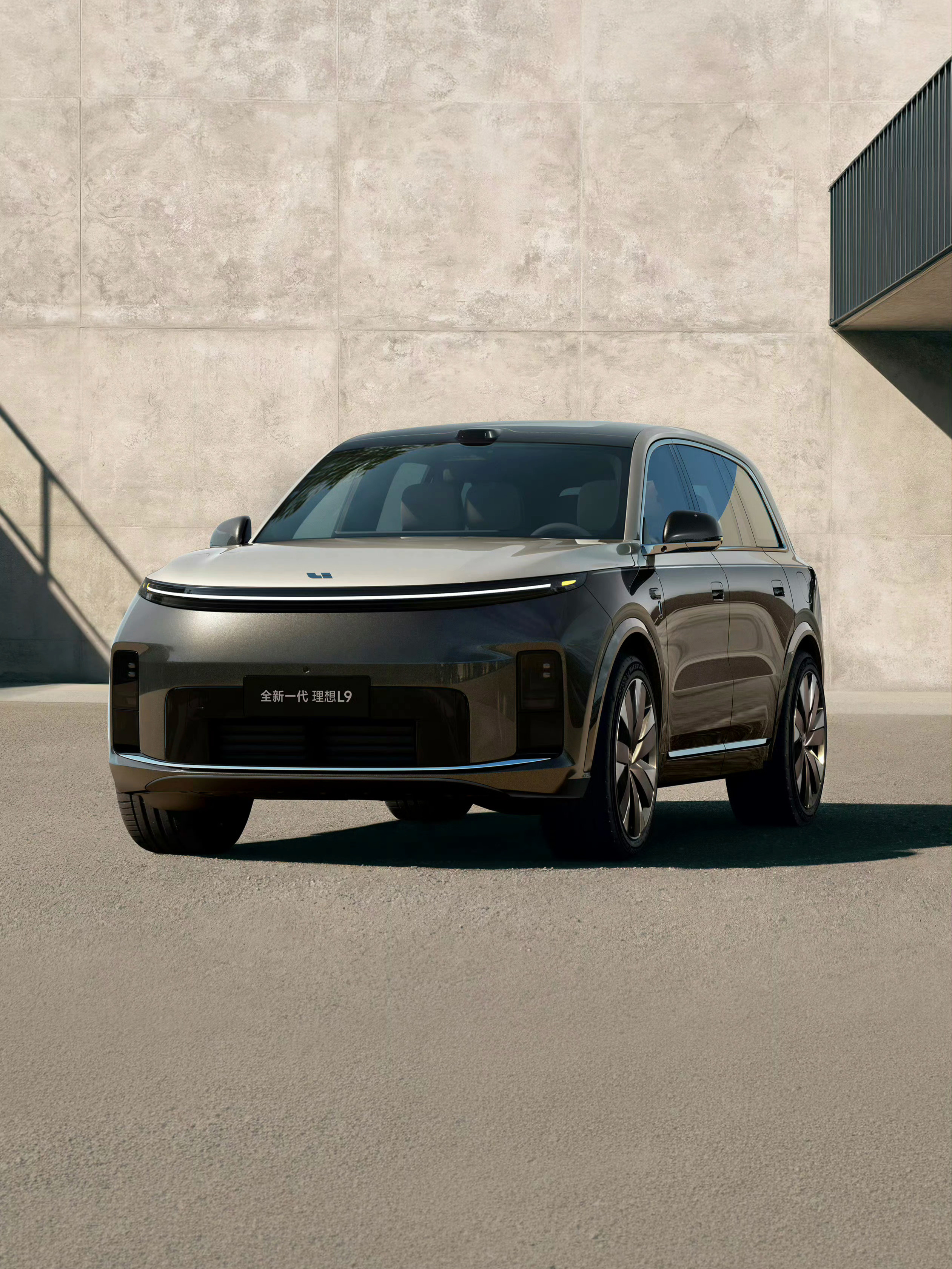 新势力这些双拼车身里，我个人最喜欢的还是理想L9 Livis首先颜色不是很老气，