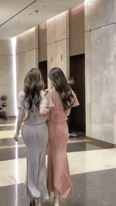 最后等电梯的哥们给了答案，哪个更好看招人喜欢？美女对你们有吸引力吗 为何感觉微胖