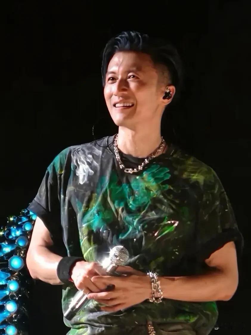为什么谢霆锋杭州演唱会座无虚席？他有那么多歌迷吗？其实很多女明星就是谢霆锋的歌迷