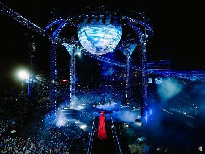 华晨宇老派爱人 海口演唱会不仅是一场音乐盛宴，更是一场浪漫的告白。华晨宇用烟花和