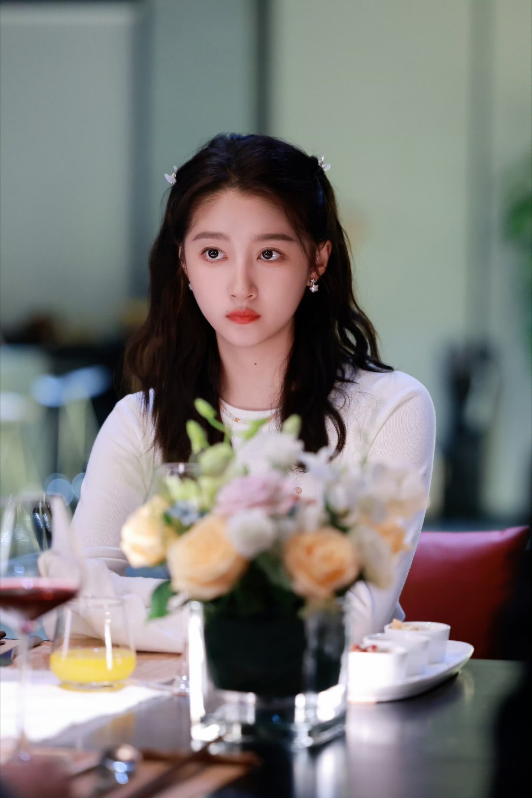 关晓彤 🥫关晓彤孟露莎🥫关晓彤红掌＂你踏月而来，惊艳四方，如同世间宝藏.＂