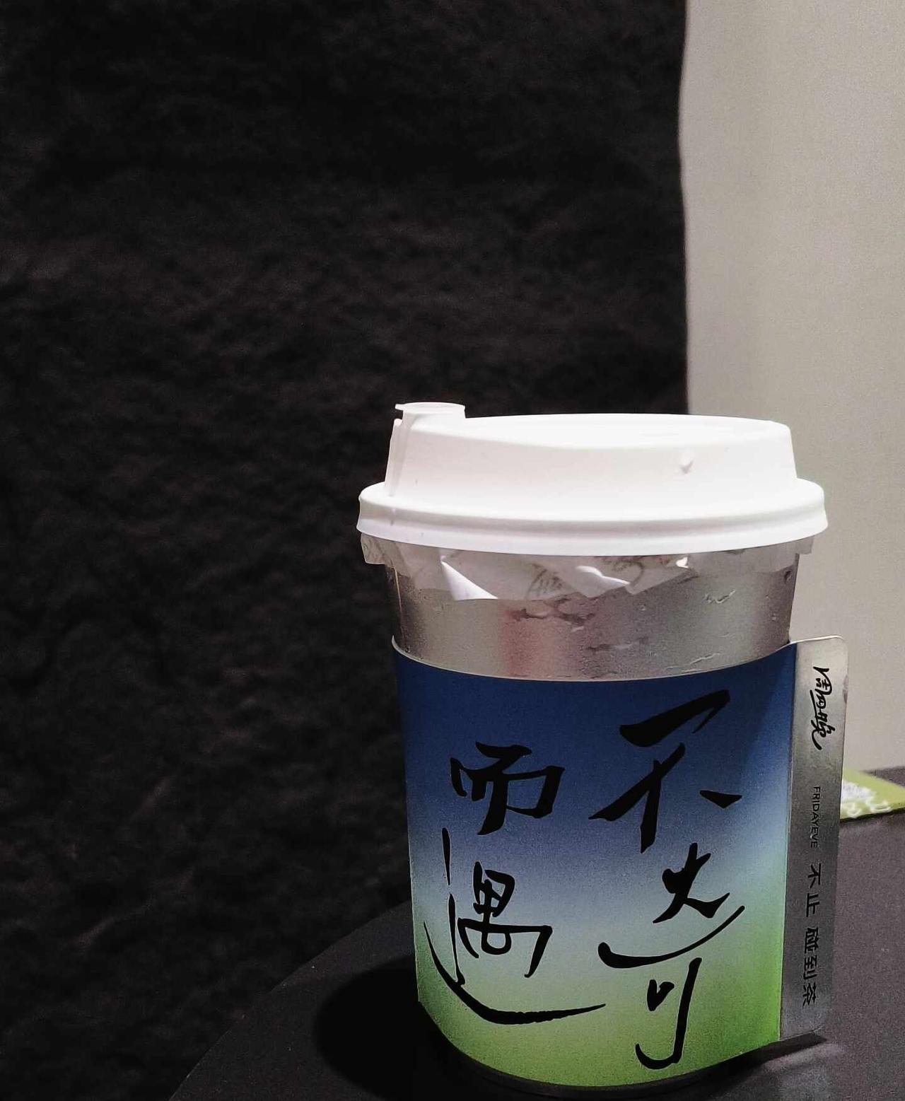 “我请你喝水，进口的”Ⅱ
我没理他，把他那瓶水抢回来，拧开盖子灌了一口，没咽，另