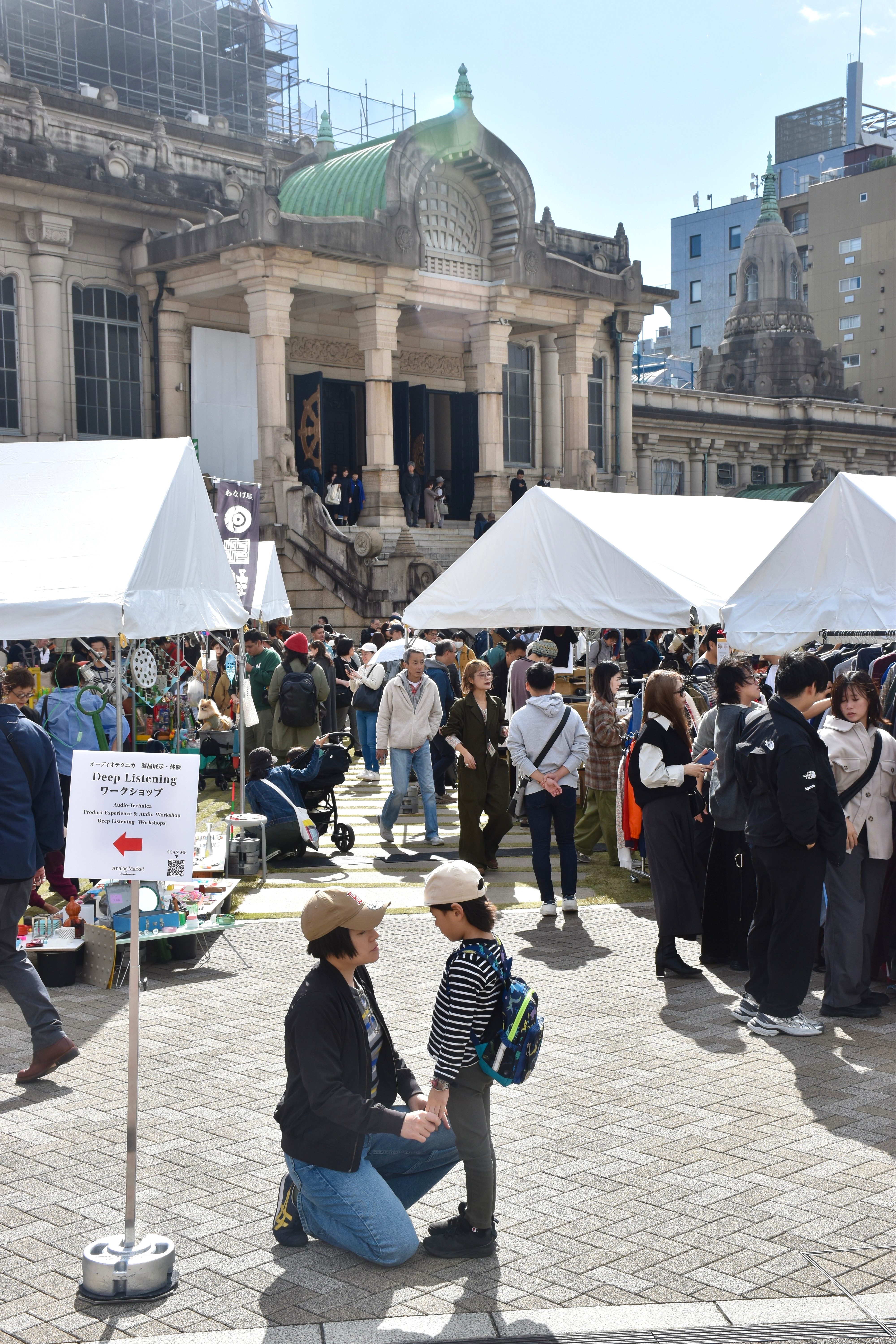 酒店旁这两天办的跳蚤市场，来逛了下，有很多古着和中古玩具，价格非常便宜，美式卫衣