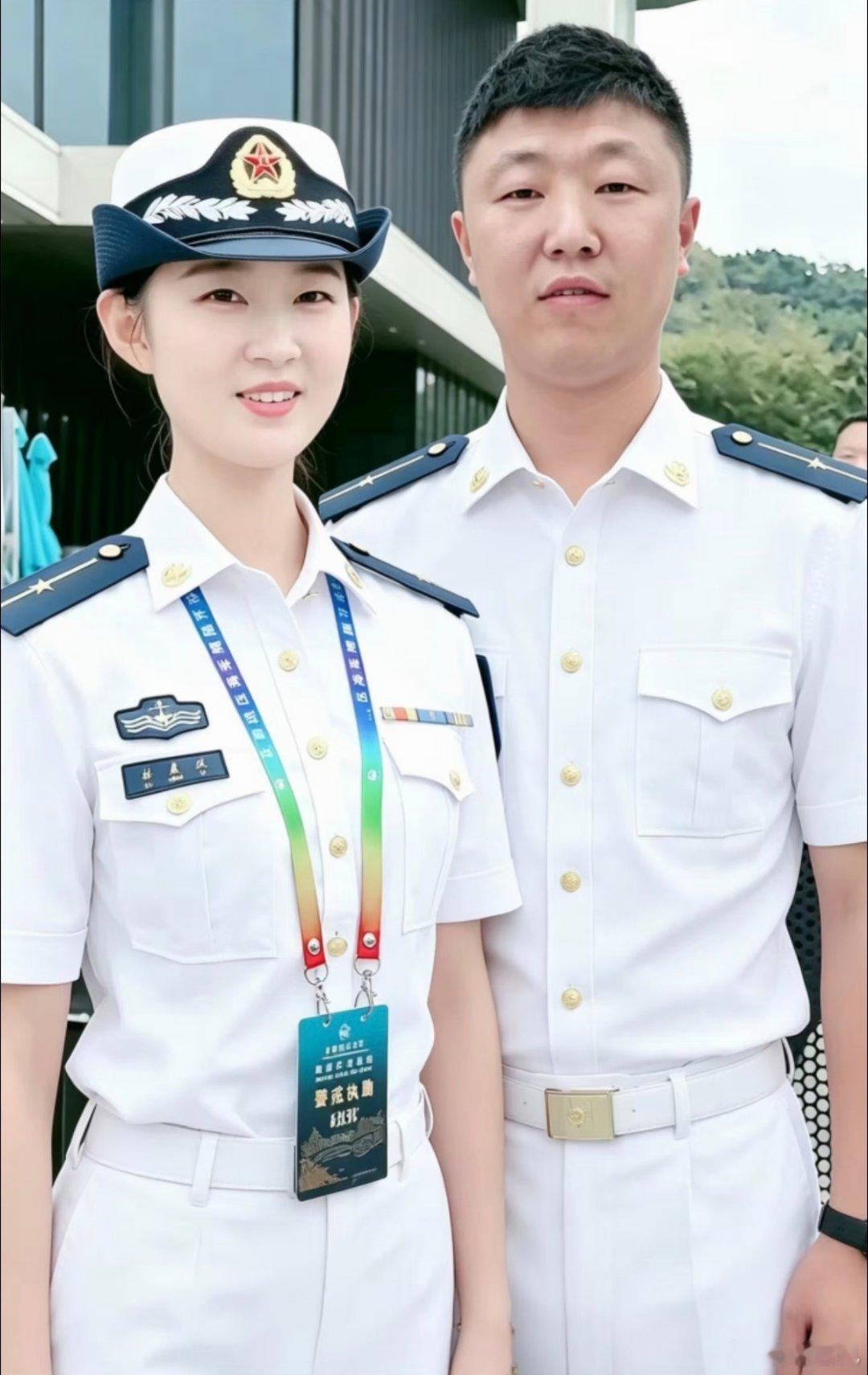 芜湖舰女兵：一个退伍老兵和女兵的合影留念！ ​​​