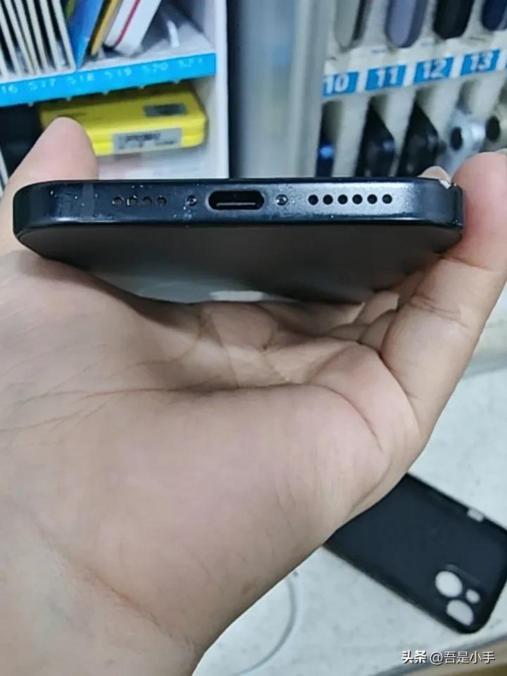 上了一台苹果15Plus.一上架就有网友给我留言说 你这台机子螺丝都拧花了。手机