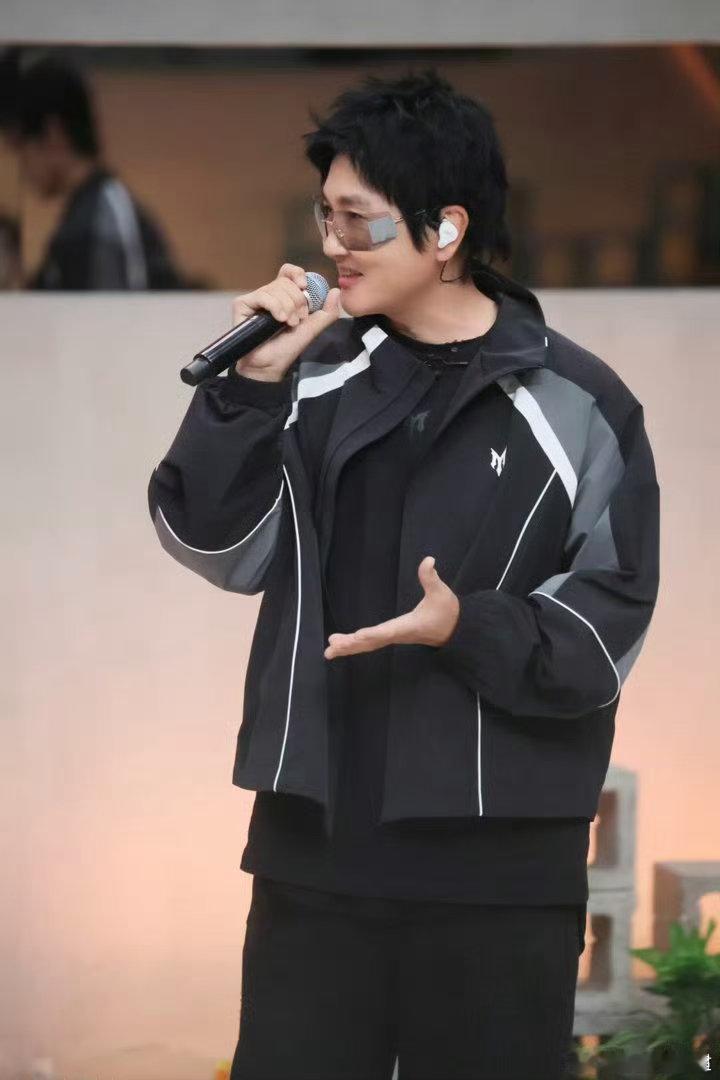 孙楠披哥主题曲c位💛楠哥C位演绎主题曲，歌声里藏着韧劲，《越》的意境被他完美诠