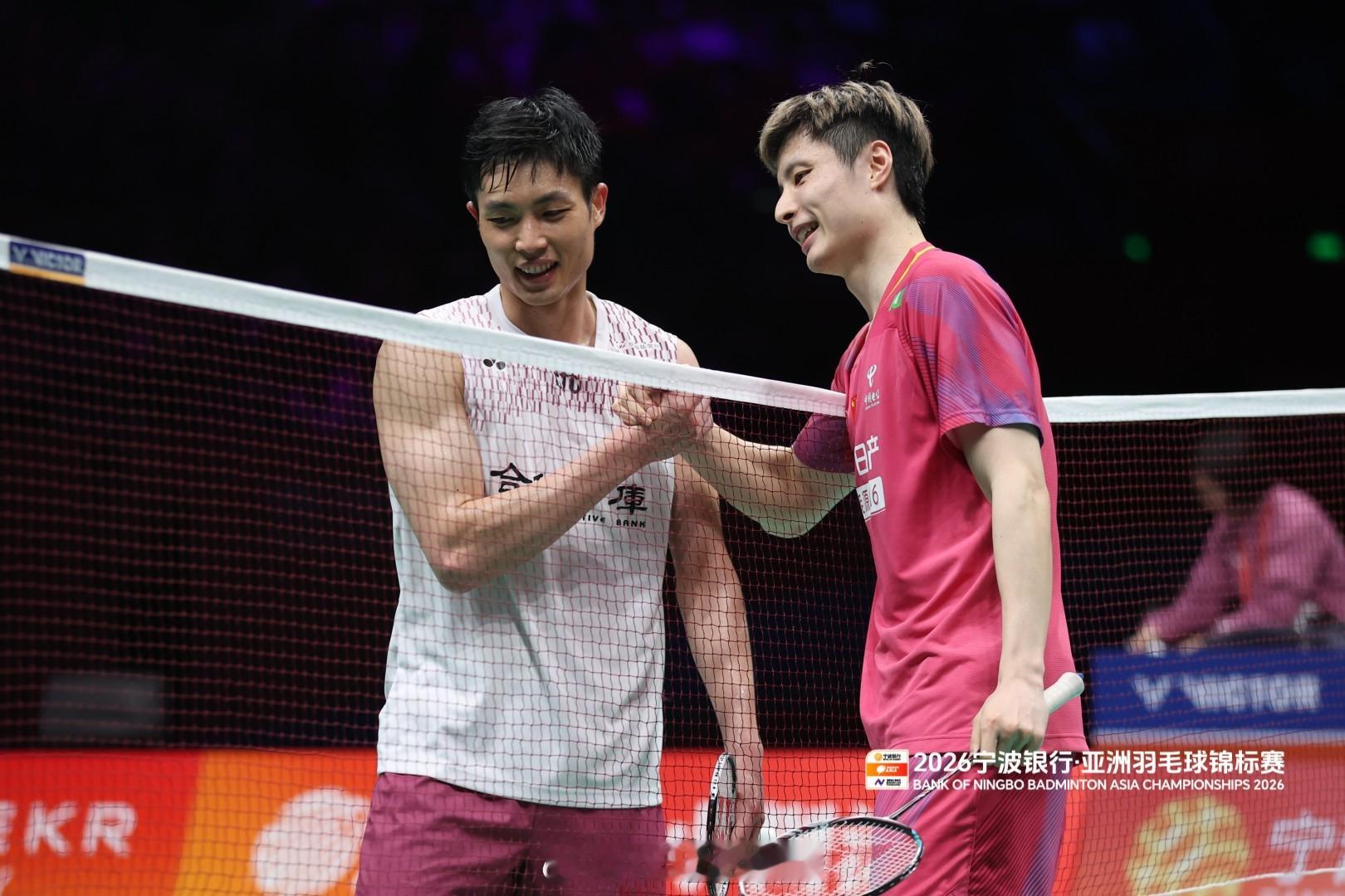 石宇奇战胜周天成：他在激励我半决赛战胜周天成后，石宇奇说道：“其实对手昨天消耗也