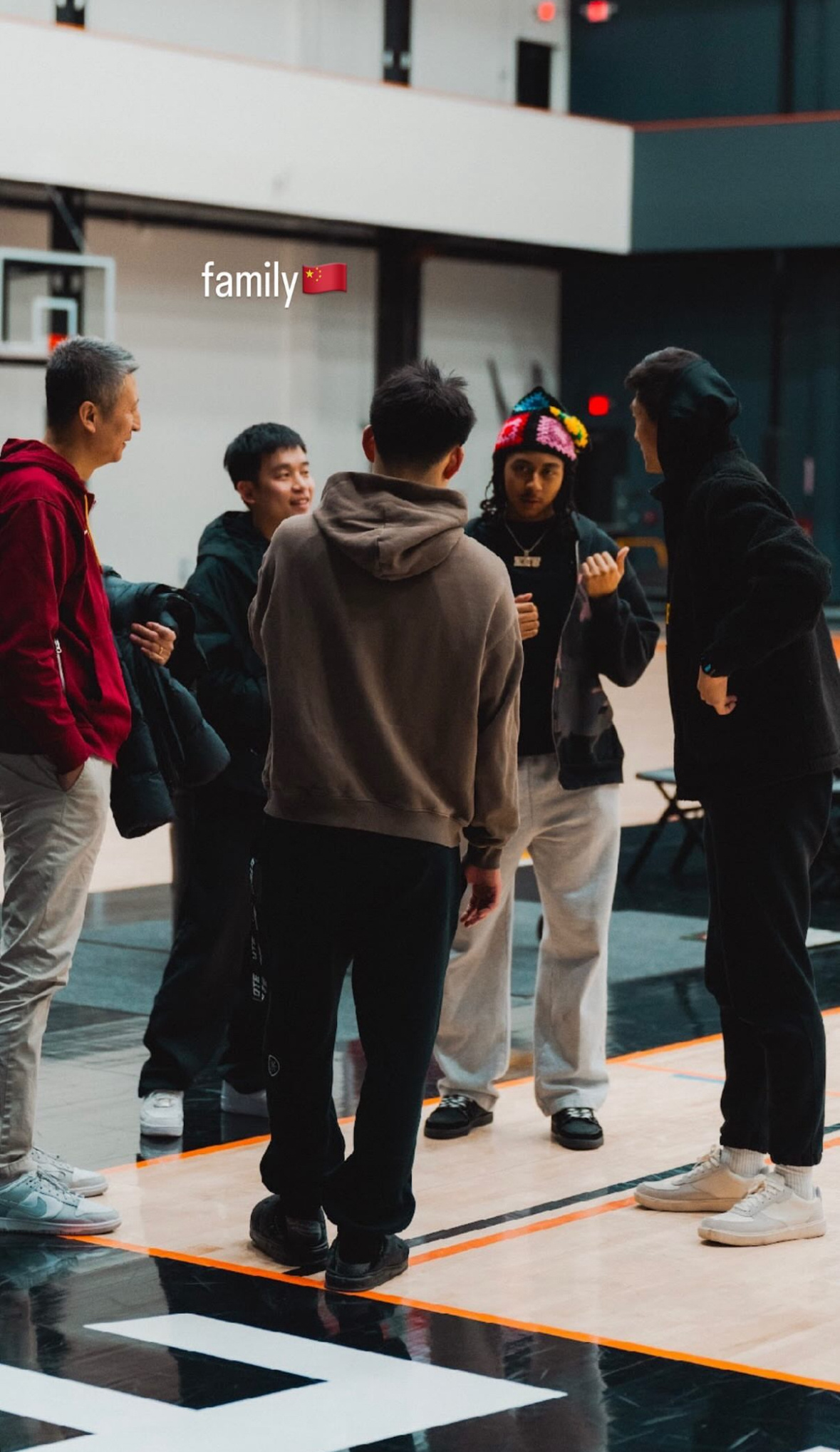 朱正更新ins story 在美国和中国男篮主教练郭士强郭导和中国球员赵维伦一起