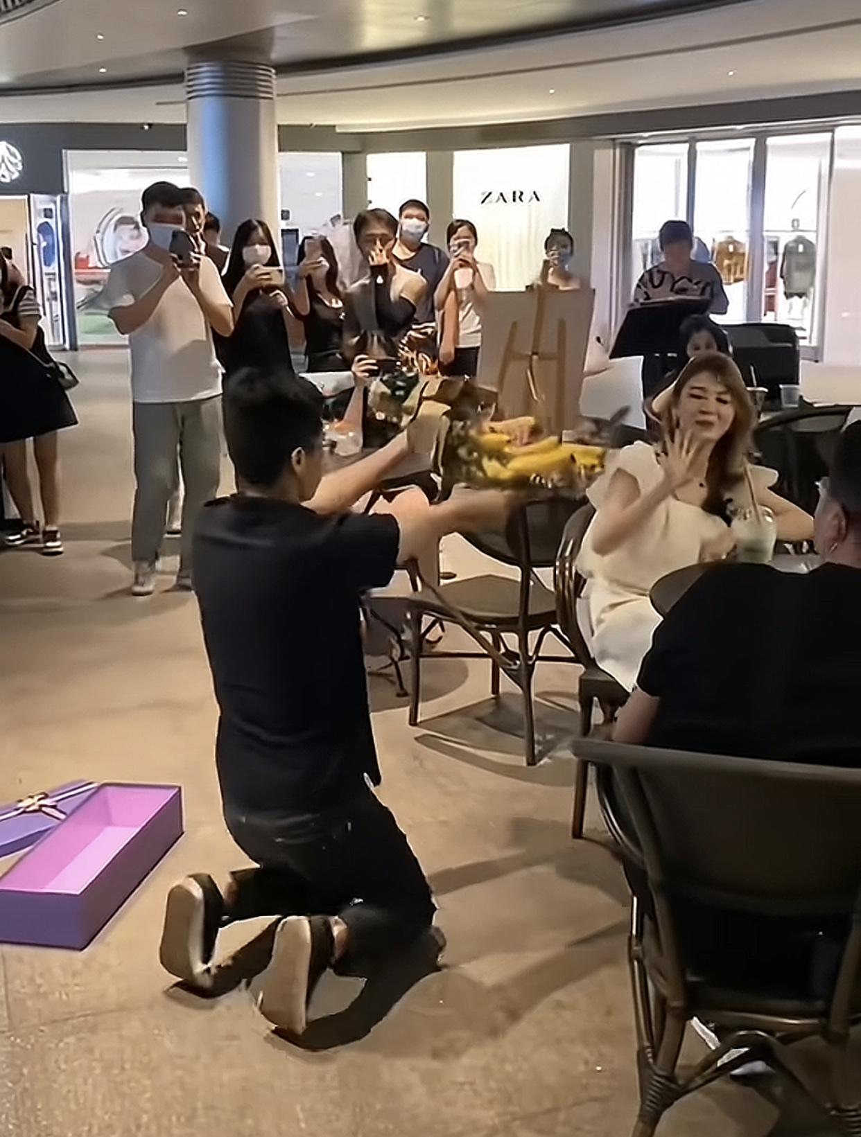 他不会觉得他这样很爷们吧？
一男子知道女生爱吃香蕉，就买了一大把香蕉，包装成花束