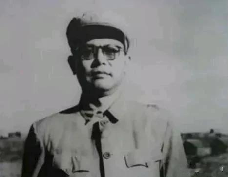 曾传六1904年生于湖北黄安（今红安）一个贫苦家庭，早年为维持生计做过学徒、长工