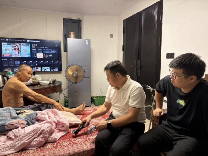 台风天的手电光里藏着台州给村民的安全感 雷峰乡的夜，没有路灯的地方，先亮了手电。