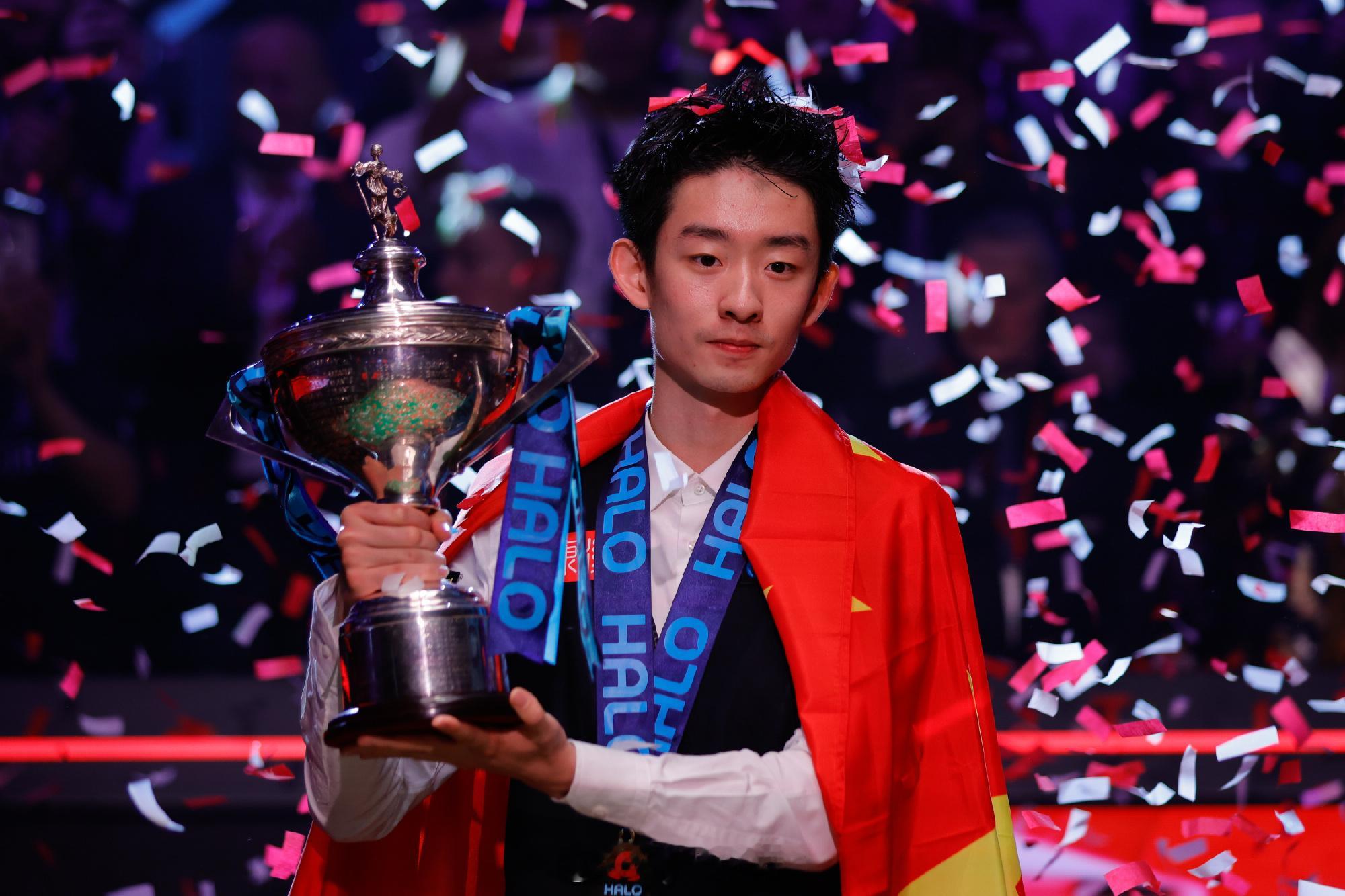 吴宜泽身披国旗捧杯吴宜泽回应世锦赛夺冠鏖战决胜巅峰，荣耀身披红旗✨22岁吴宜泽1