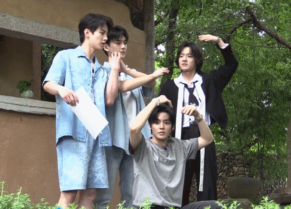 #少年白马团综比心比出花了##是谁教白马少年团这么比心的# 头一次看到四个人一起