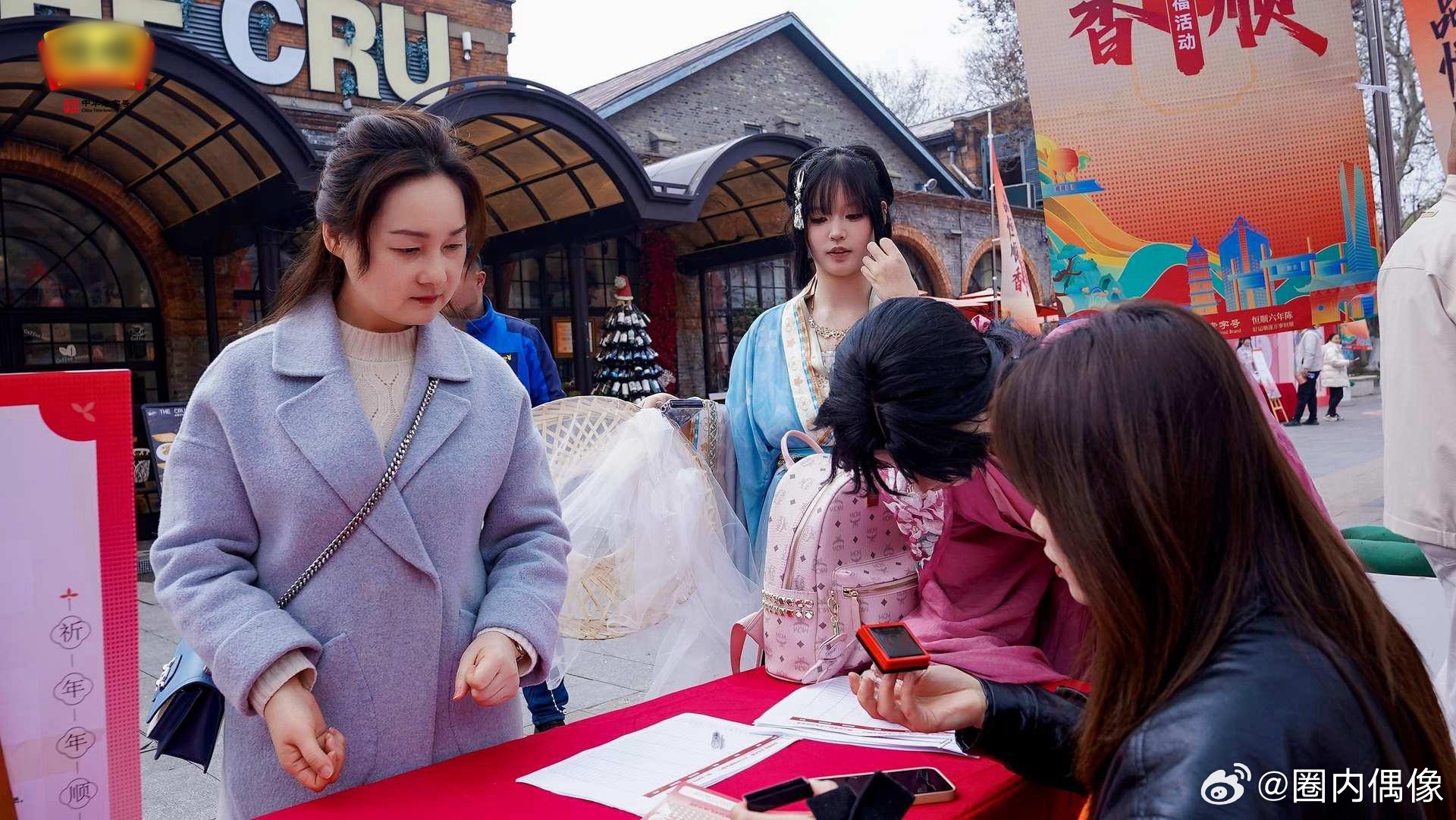 隔着屏幕我都闻到酸味了品恒顺香祈年年顺龙抬头赴西津渡祈顺之旅，非遗龙舞翻腾、市集