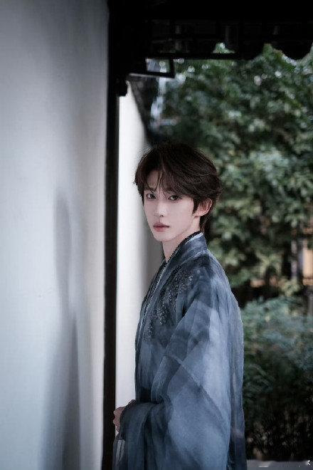 刘宇刘宇在东北到底穿没穿棉裤机场秀场范儿拿捏了，可粉丝眼里只有 “穿没穿棉裤”—