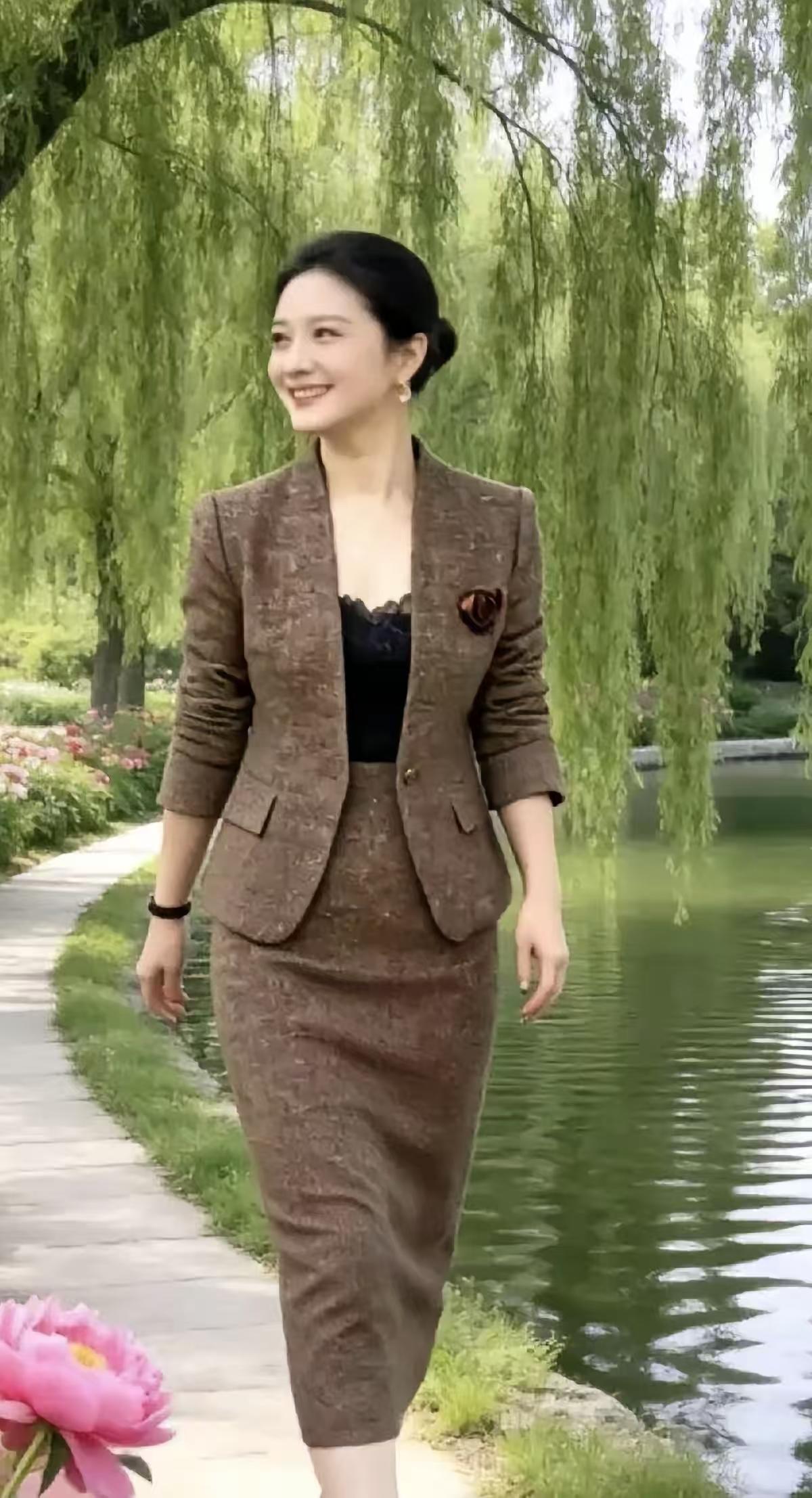 天净沙·春日小趣
轻脱棉袄身娇，
新妆更显妖娆，
倒春寒偏来扰。
春风真巧，
一