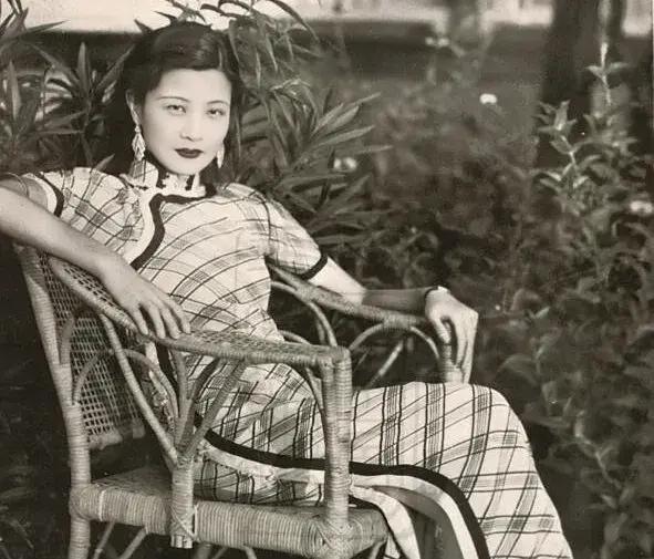 1935 年，阮玲玉让母亲煮了碗面，趁母亲不注意，她将 30 粒药片放入碗里，并