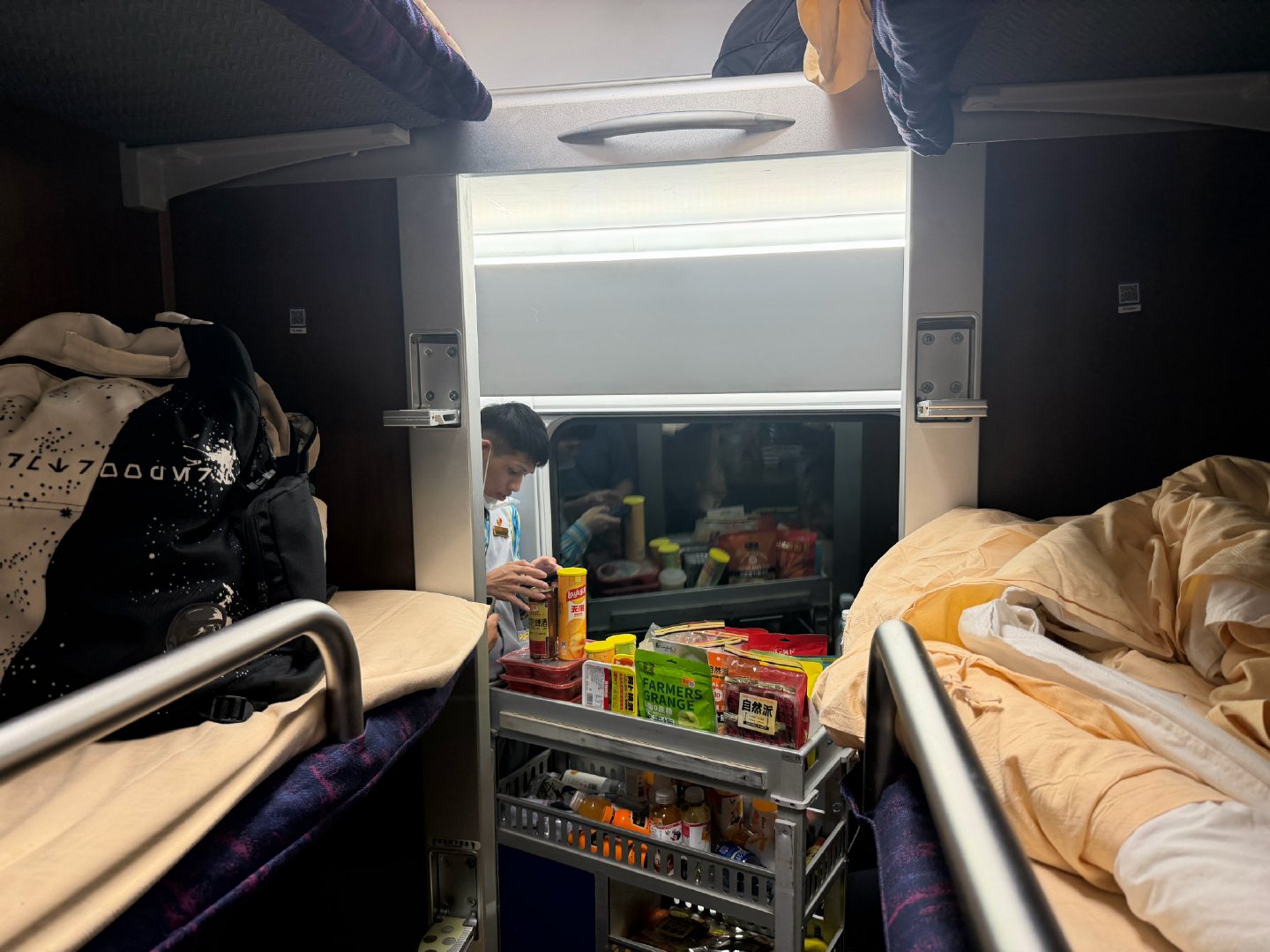 今年第一次坐动车，到深圳去提一台车。深圳[超话]  ​​​