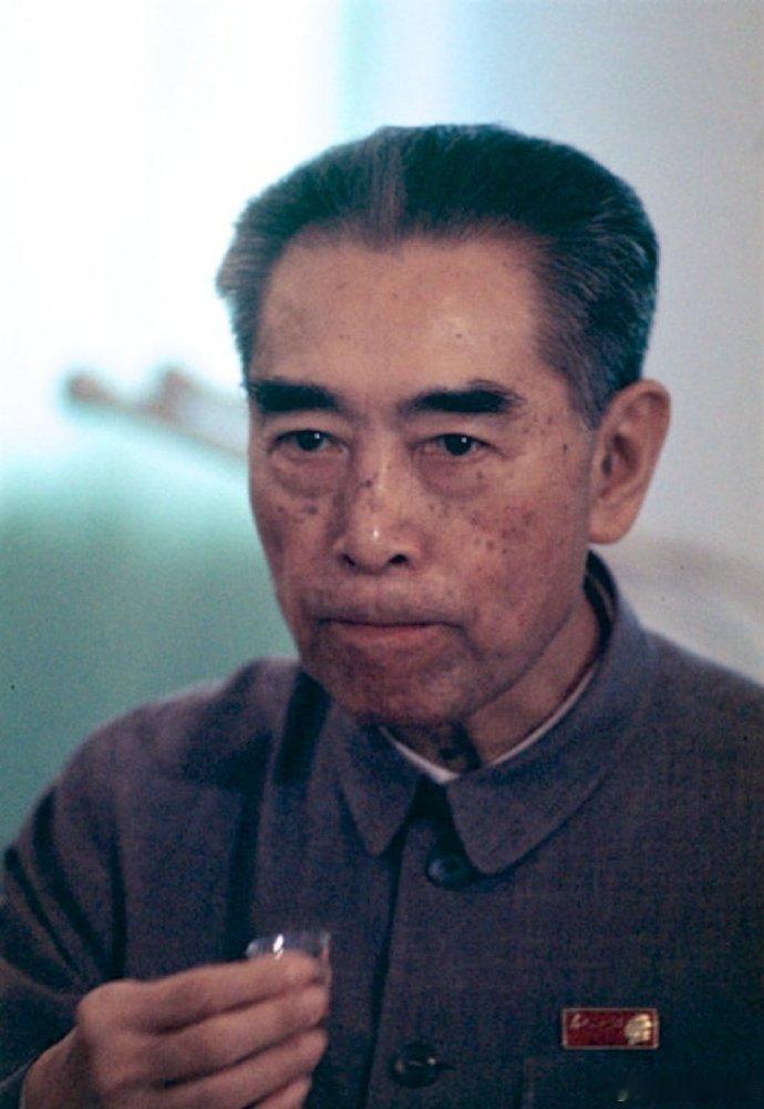 周总理罕见彩照，一个眼神不怒自威，英气逼人！！[作揖][good] ​​​