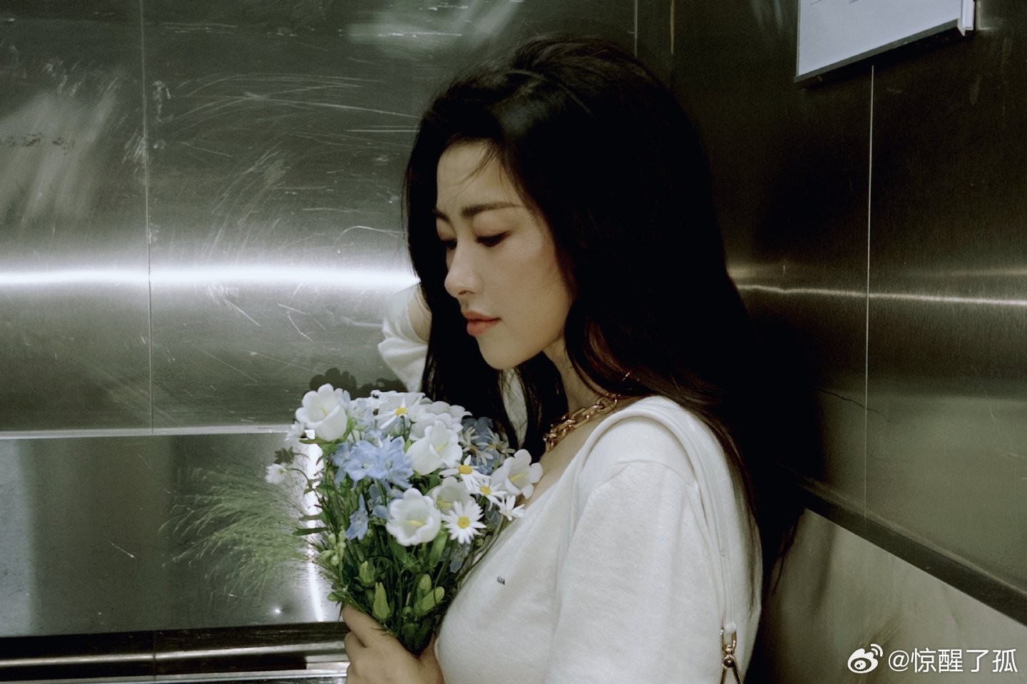 自带贵气与松弛感，手持鲜花转身刹那，氛围感拉满，每一帧都美得不可方物。 