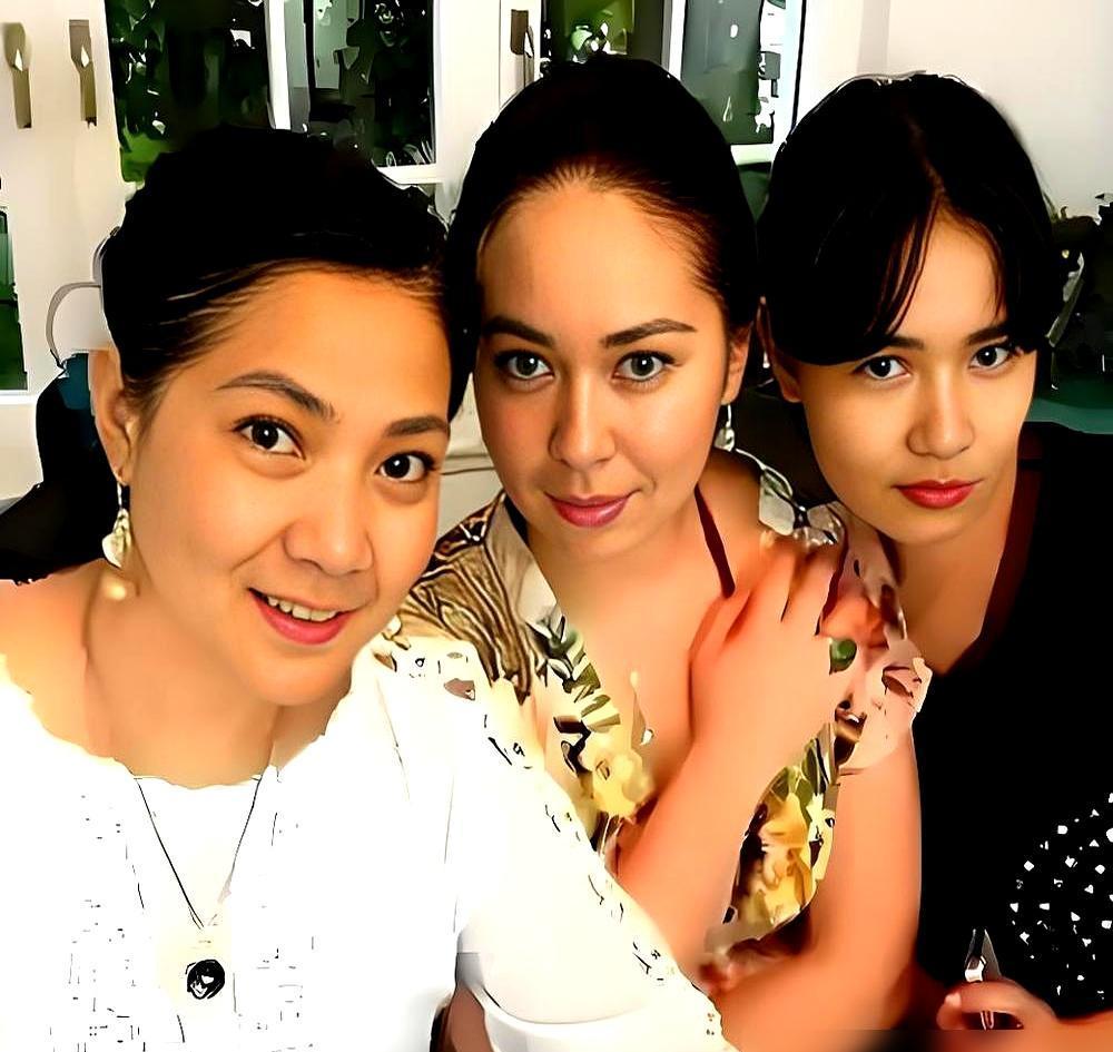 母亲是影后，她却把娱乐圈的“金钥匙”扔了。
沈丹萍的女儿乌苇，一出生就拿的顶配剧